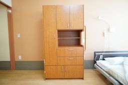 居室の家具とベッド