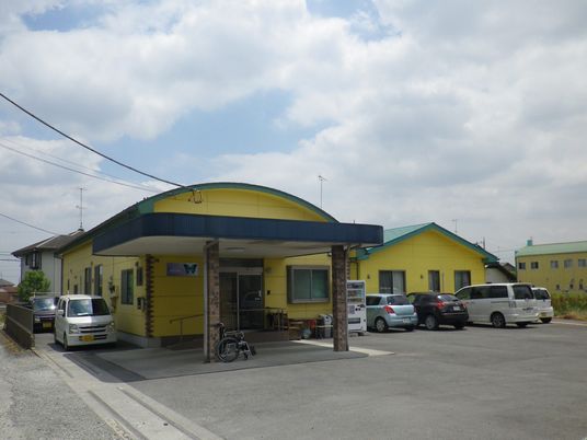 黄い外観の施設正面  
