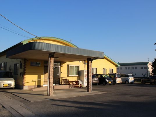 明るい外観の施設  