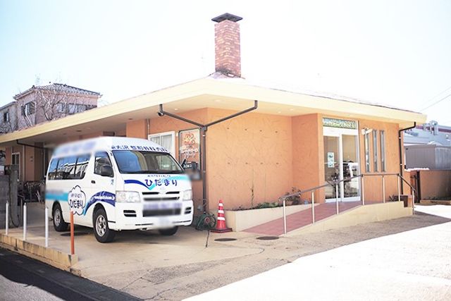 送迎車が停まっている外観 外観 施設の前には専用送迎車があり、利用者様の移動がスムーズです。入り口はバリアフリー対応されています。