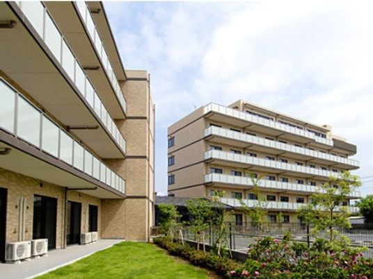 緑豊かな庭付きの外観