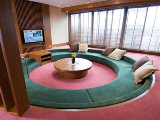 円形ソファのある休憩室
