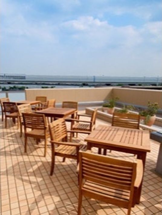 木製家具のあるテラス