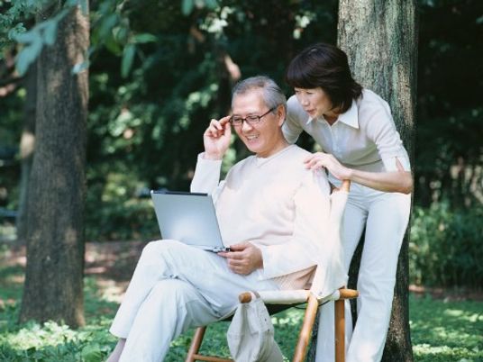 屋外で笑顔の二人組