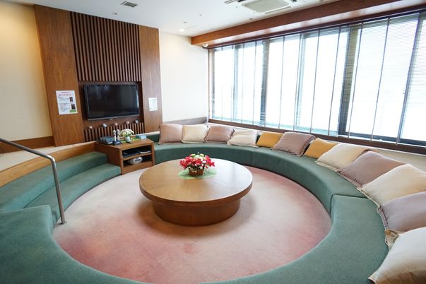 円形ソファのある応接スペース