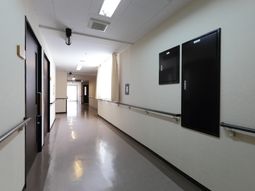 明るい廊下の様子