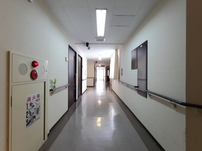 広々とした明るい廊下