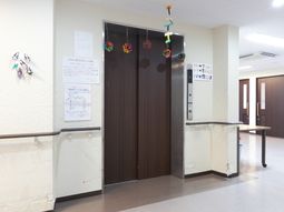 清潔な廊下のエレベーター