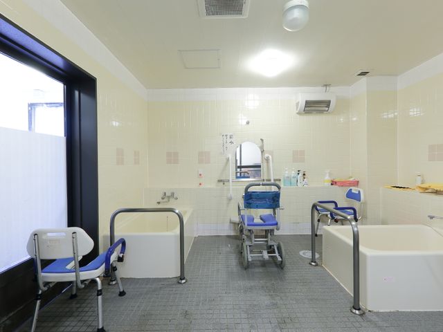 広々とした清潔な浴室