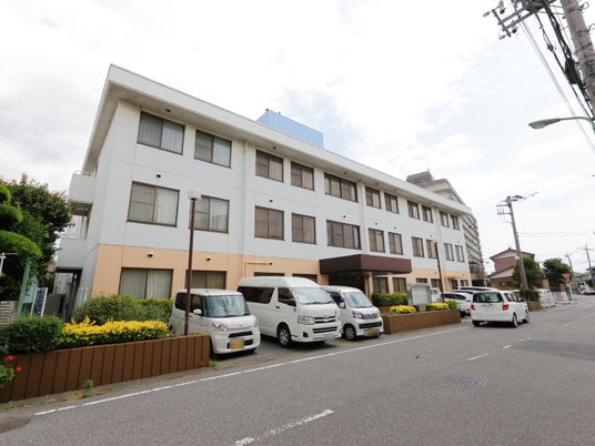 白とベージュの建物の外観