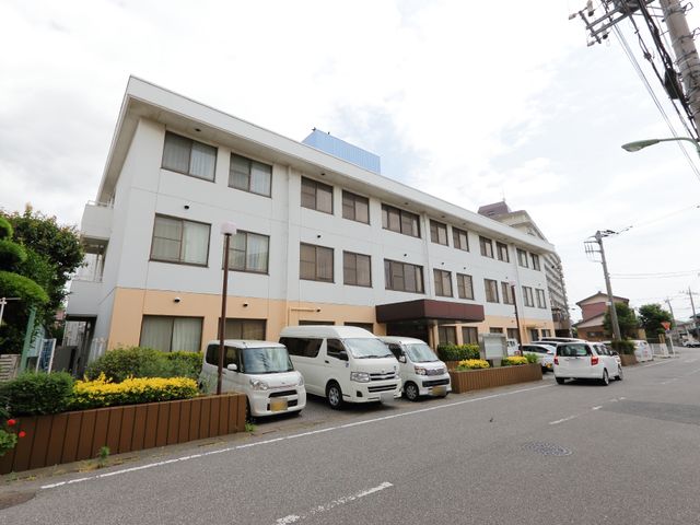 白とベージュの建物の外観