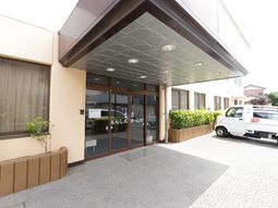 清潔なエントランス外観