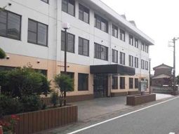 明るい外観の建物