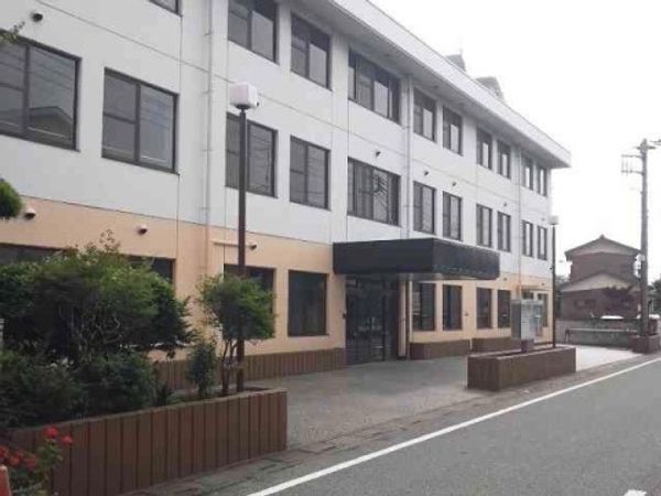 明るい外観の建物