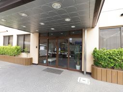 きれいなエントランスの外観