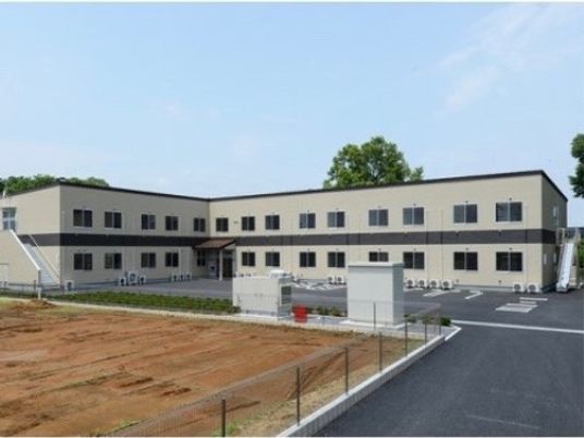 新築された二階建ての外観