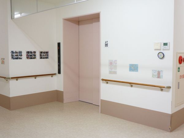 明るい廊下とエレベーター