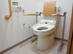 手すり付き高機能トイレ
