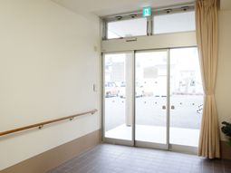 明るい玄関口の様子