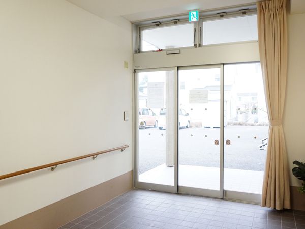 明るい玄関口の様子
