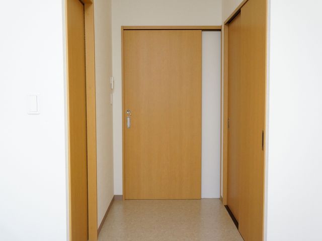 木製のシンプルな扉 居室 シンプルで清潔感のある居住空間で、ご自身の部屋をカスタマイズする余白を提供します。安心して毎日を送ることができるよう配慮された設計です。