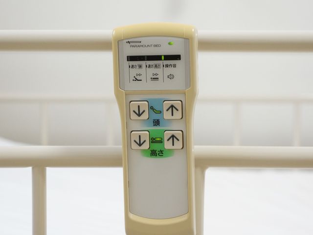ベッド用電動リモコン リモコン 専用ベッドの電動リモコンが使いやすく配置され、快適な生活のサポートをしています。利便性と安全性を重視した配慮があります。