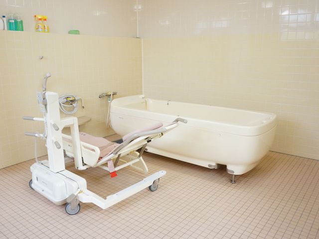 バリアフリー浴室設備 浴室 安心して利用できる設備が整った明るい浴室です。リフトを使い、身体の負担を軽減しながら入浴ができます。