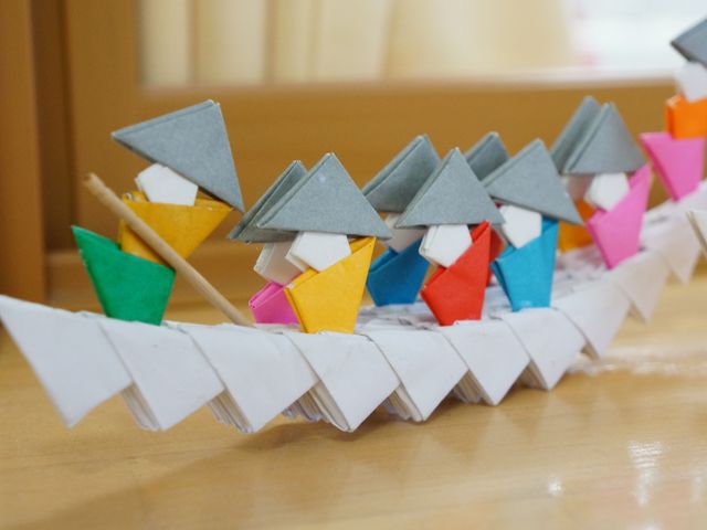 手作り紙船のオブジェ 折り紙 手作りの工作物が飾られた空間です。利用者の創造性を刺激する活動が行われている様子が伺えます。