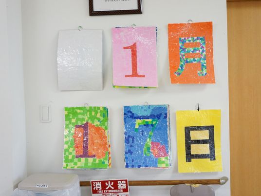 カラフルな壁掛け作品
