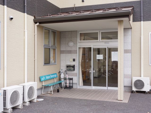 エントランスの一角 玄関 ゆとりあるエントランスには、来訪者に心地よい空間を提供しています。バリアフリー設計で、誰もがスムーズに移動できます。