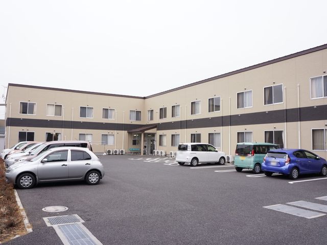 広々した敷地の外観 外観 広々とした駐車場がある落ち着いた色合いの建物です。スタッフとしても快適な職場環境が期待できそうです。
