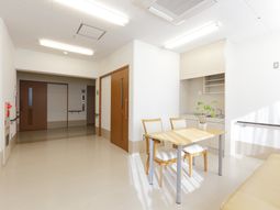 明るい居室の様子