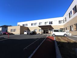 施設外観の明るい日差し