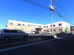 明るい施設の外観