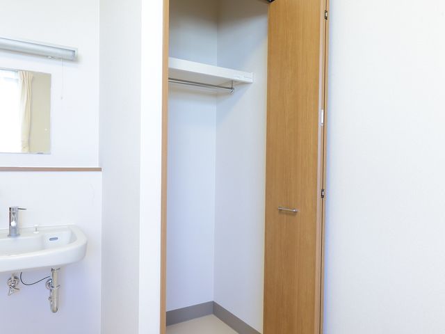 清潔な居室のクローゼット 収納 シンプルで使いやすいデザインの居室収納です。個人の大切な物を整理整頓しながら保管できます。