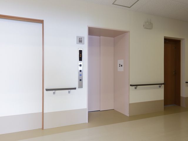 清潔な廊下とエレベーター エレベーター 手すり付きのバリアフリー対応エレベーターが設置され、快適な移動がサポートされています。