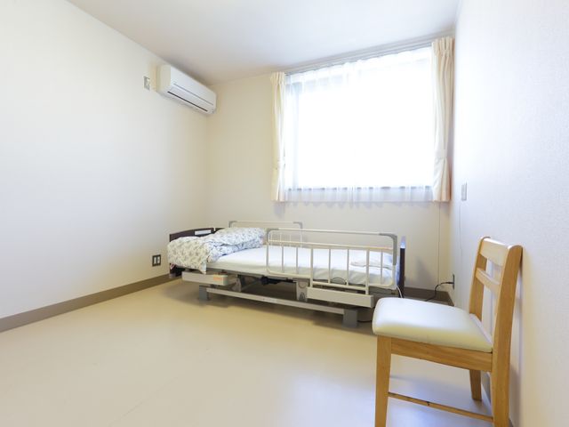 居室の清潔な空間 居室 広々とした居室には必要な家具が整えられており、日々の生活が快適に送れるようになっています。