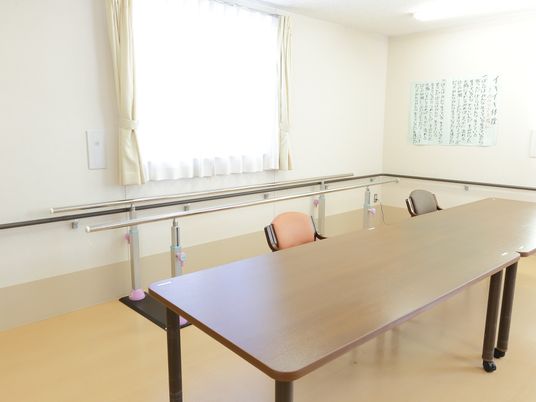 機能訓練室の長机と椅子