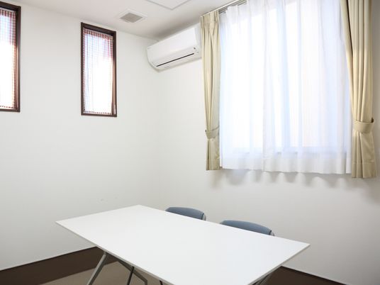 白い壁のシンプルな部屋