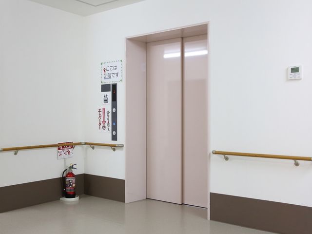 安全な廊下のエレベーター エレベーター 手すりが設置された廊下には、使いやすいエレベーターがあります。行動の幅が広がる快適な環境を提供します。
