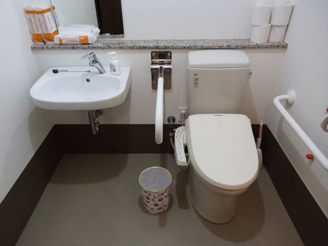 バリアフリートイレ設備 トイレ 手すりやウォシュレット付きのトイレは、安心してご利用いただける環境を提供しております。