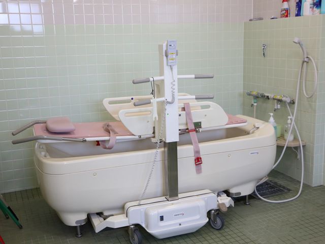 機能的な介護用浴槽 浴室 清潔で広々とした浴室です。機械式の介護用浴槽が設置され、安心してご利用いただける環境が整っています。