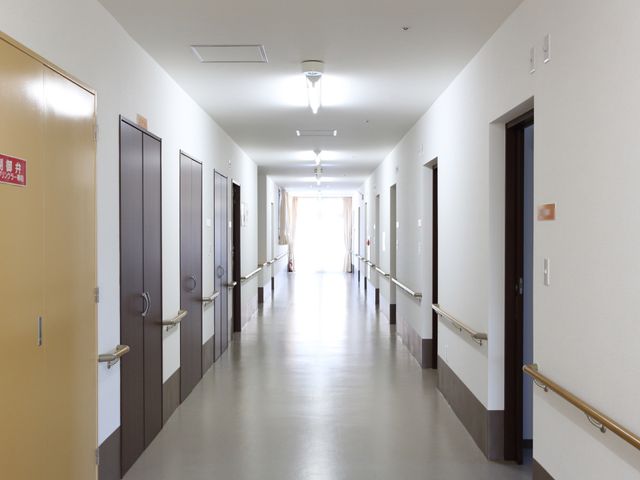 清潔感のある廊下 廊下 ひときわ明るく広々とした通路は、ゆとりの動線を提供しています。壁面に手すりが整備され、安心して歩行できる環境が整っています。