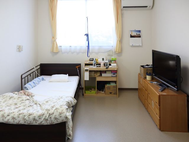 整頓された居室の風景 居室 居心地の良さを感じさせる居室です。個々の趣味や必要なものが置かれ、安らぎの時間を提供しています。