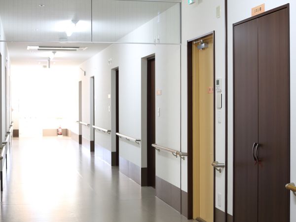 明るい通路と部屋の入口