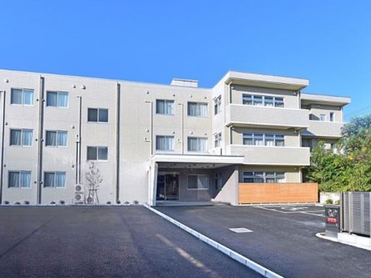 明るい施設の外観