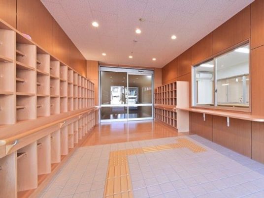 整理整頓された明るい廊下