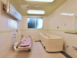 手入れされた清潔な浴室