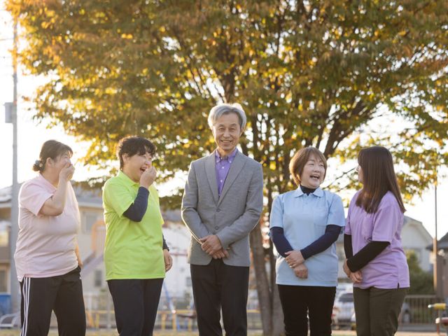 スタッフたちの笑顔 スタッフイメージ スタッフの皆さんが笑顔で集まる様子です。和やかな雰囲気が魅力的です。