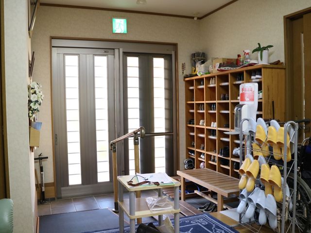 玄関ホールと靴棚 玄関 清潔感のあるエントランスには、来訪者用の椅子が設けられています。